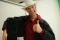 Das Bild zeigt Thomas Müller mit Cowboyhut neben einer Viessmann Wärmepumpe.